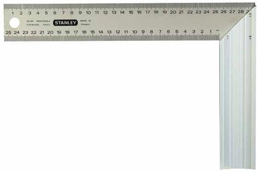 Stanley 45-687, suorakulma millimetriasteikolla