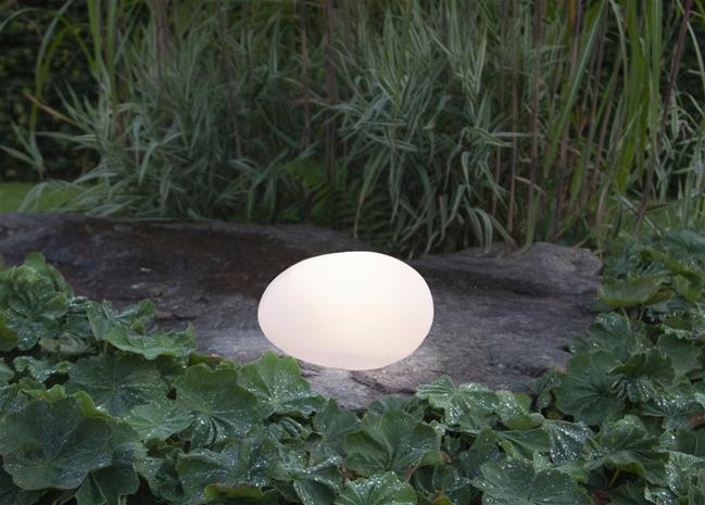 Ulkovalaisin aurinkokennolla Globy