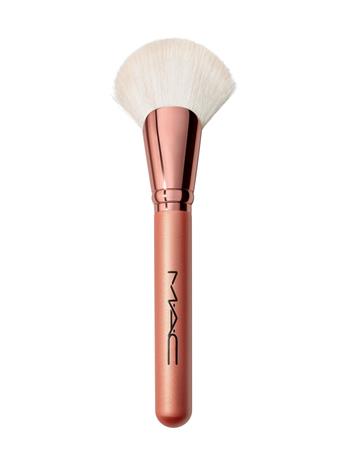 MAC Bronzer fan brush 143s -meikkisivellin