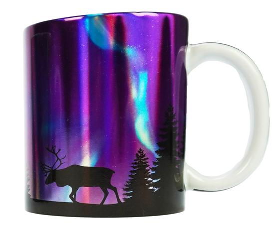 Happy Traveler Aurora Borealis lila muki