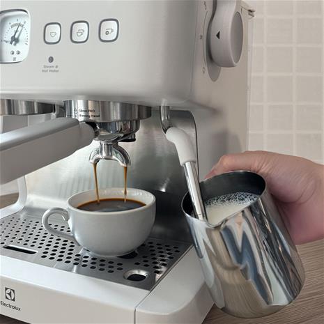 Electrolux E8EC1-8SW 800, espressokeitin – kuva 5/6