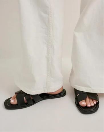 Nelly - Musta - Flat Sandal