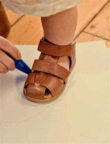 ANGULUS Sandals - Flat - Closed Toe - Brown - 23