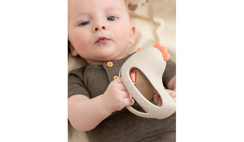 Done by Deer - Grip & teether toy w/rattle Clucky Sand (4369199)