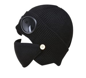 Neulottu pipo suojalaseilla ja maskilla musta