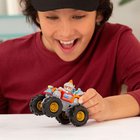 T-racers 2w1 Monster Truck ja kilpa-auto figuurilla