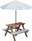 Lasten puinen picnic-pöytä penkeillä ja aurinkovarjolla