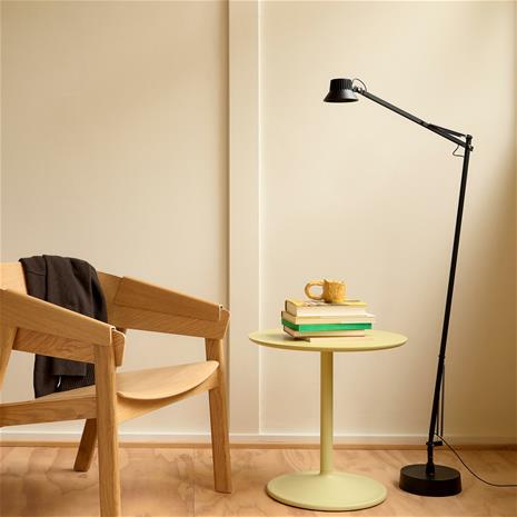 Muuto Dedicate lattiavalaisin Musta, 112 cm – kuva 4/5