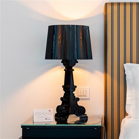 Kartell Bourgie Pöytävalaisin, Musta