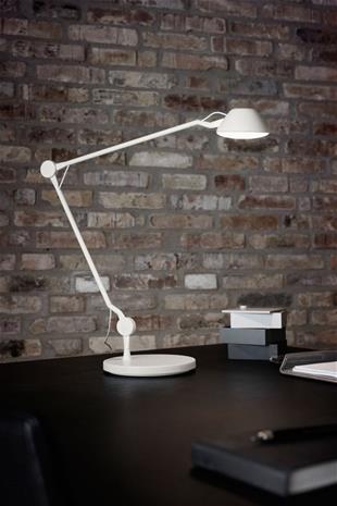 Fritz Hansen AQ01 pöytävalaisin Musta