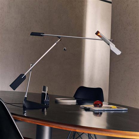 Stilnovo LED-pöytälamppu Halley, ulkonema 100 cm, harmaa