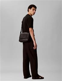 Calvin Klein Raised Flap Messenger - Black - ONE SIZE