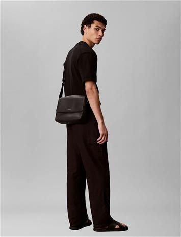 Calvin Klein Raised Flap Messenger - Black - ONE SIZE