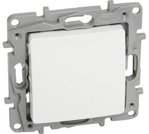 Legrand Niloe kytkinristi valkoinen 764504