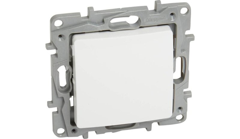 Legrand Niloe kytkinristi valkoinen 764504