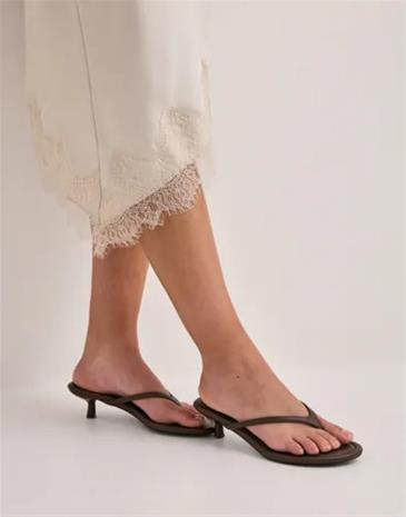 Nelly - Valkoinen - Rounded Thong Heel