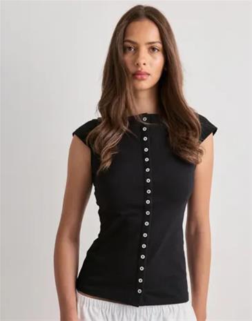 Nelly - Musta - Front Button Tee