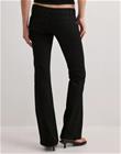 Nelly - Musta - Ultra Low Bootcut Jeans