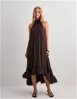 Malina - Ruskea - Sabrina halterneck ruffled maxi dress
