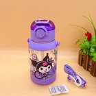 Sanrio Söpö ja Hauska Vesipullo Pillillä - Suuri Tilavuus, Kannettava Matkapullo kantohihnalla., 7003 Kulomi Pull Rope Straw Container Vandens talpykla