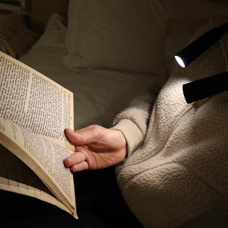 Hands-free Booklight Kikkerland – kuva 4/4