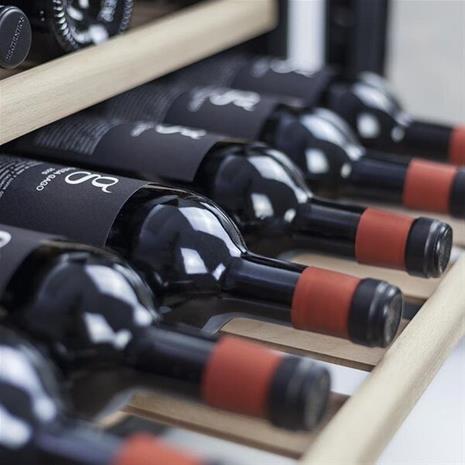 Caso WineSafe 18 EB Black (CS627), integroitava viinikaappi