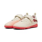 PUMA Future 9 Play Velcro TT The Arrival - Sokeroitu manteli/Valkoinen/Ultra Red/Musta Lapset