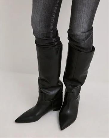 Nelly - Musta - Low Block Knee Boot – kuva 1/3