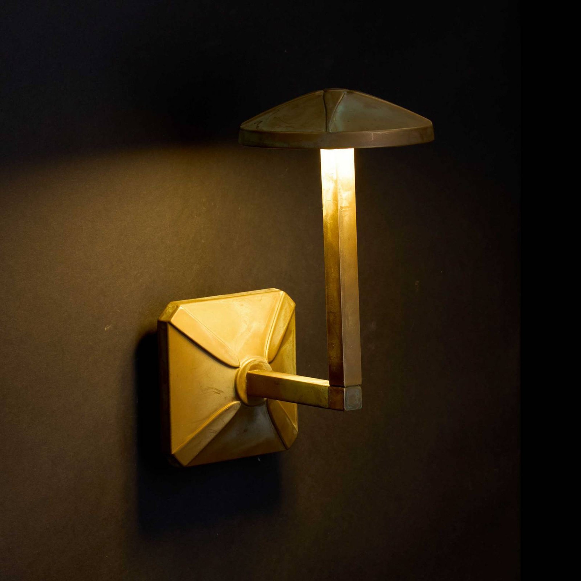 Aura Disk -LED-ulkoseinävalaisin, korkeus 24 cm, antiikkimessinki