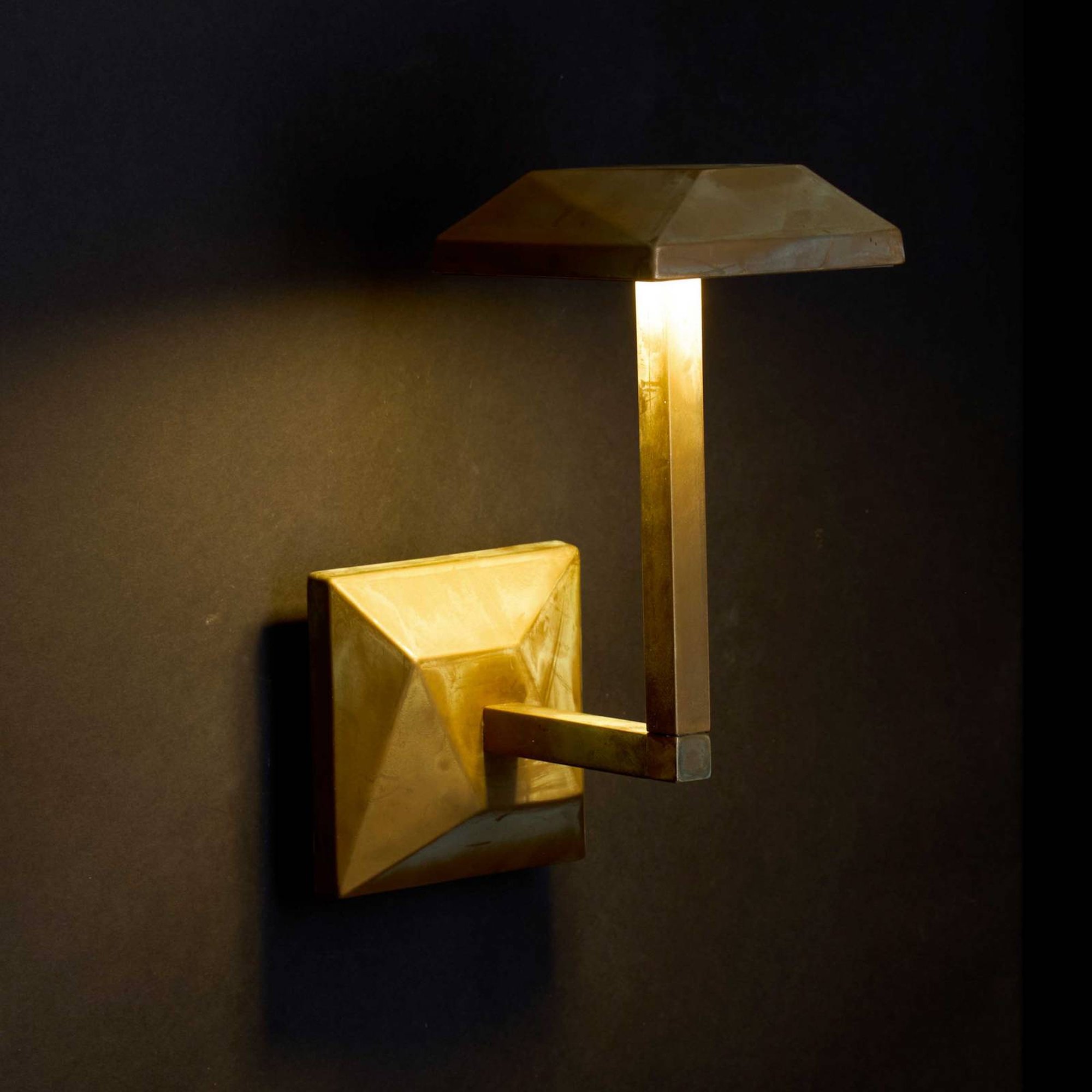 Aura Edge -LED-ulkoseinävalaisin, korkeus 24 cm, antiikkimessinki