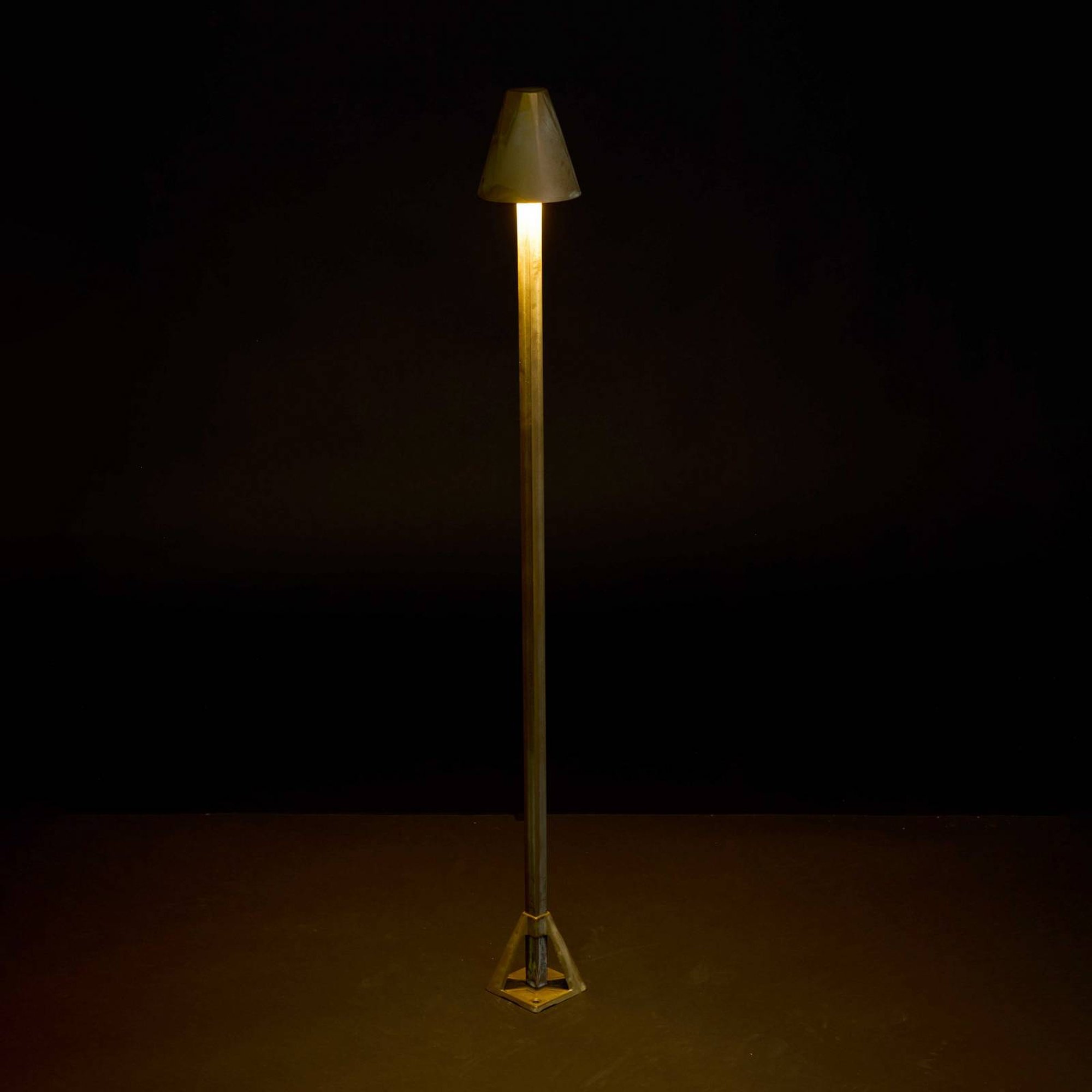 LED-pylväsvalaisin Silva Disk, korkeus 80 cm, antiikkimessinki, IP65
