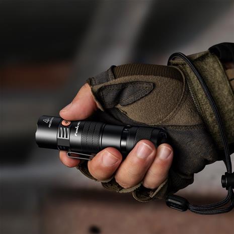 Fenix PD26R ACE taskulamppu, musta
