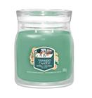 Yankee Candle Holiday Winterfest keskikokoinen soijakynttilä, 368g, 2 sydäntä
