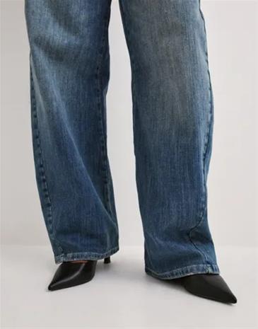 Nelly - Musta - Low Pointy Slingback