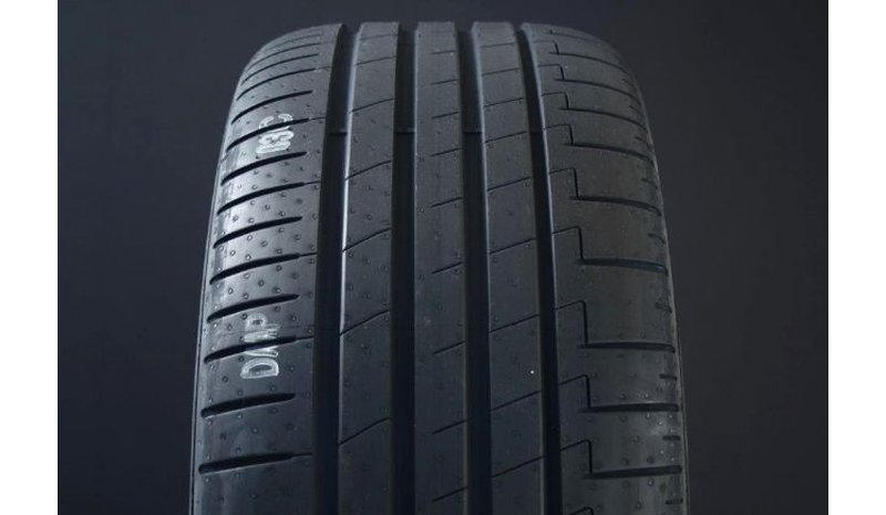 P Zero E 305/35 R21 109Y – kuva 1/2