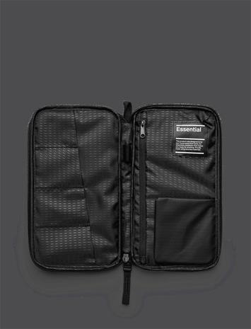 Db Essential Passport Cover passikotelo, musta